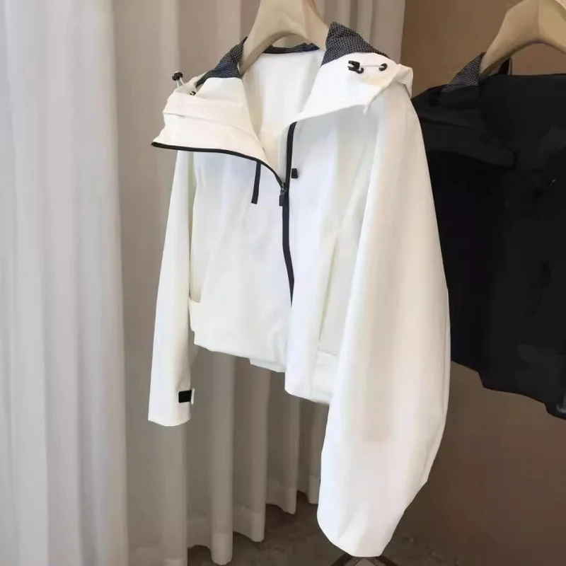 Damen Wasserabweisende Kapuzenjacke im minimalistischen Urban-Design mit verdecktem Reißverschluss Nord Taschen