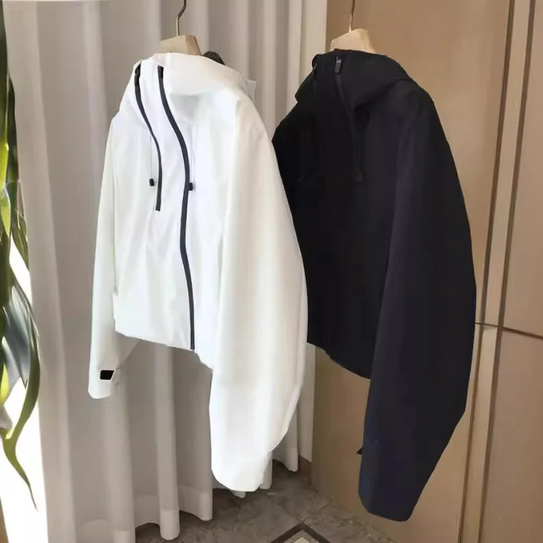 Damen Wasserabweisende Kapuzenjacke im minimalistischen Urban-Design mit verdecktem Reißverschluss Nord Taschen
