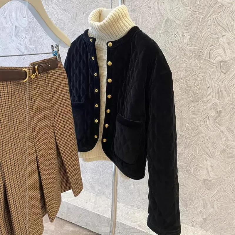 Damen kurz geschnittene gesteppte Samt-Cardigan mit goldenen Medaillonknöpfen Nord Taschen