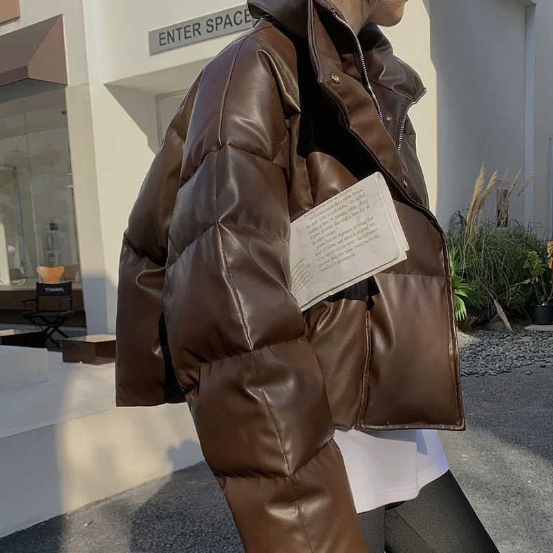 Damen Kurz geschnittene gesteppte Kunstleder-Steppjacke mit Kapuze Nord Taschen