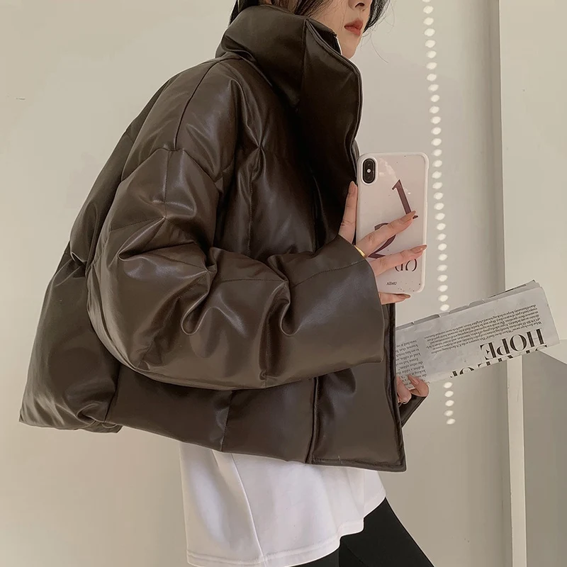 Damen Kurz geschnittene gesteppte Kunstleder-Steppjacke mit Kapuze Nord Taschen