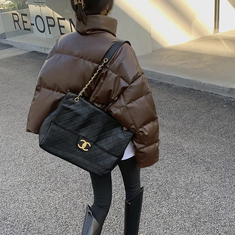 Damen Kurz geschnittene gesteppte Kunstleder-Steppjacke mit Kapuze Nord Taschen