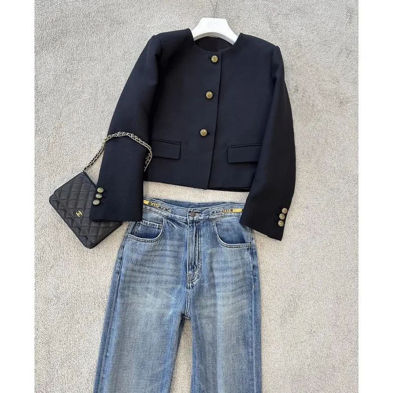 Damen Kragenlose taillierte Kurzjacke mit goldenen Zierknöpfen und Pattentaschen Nord Taschen