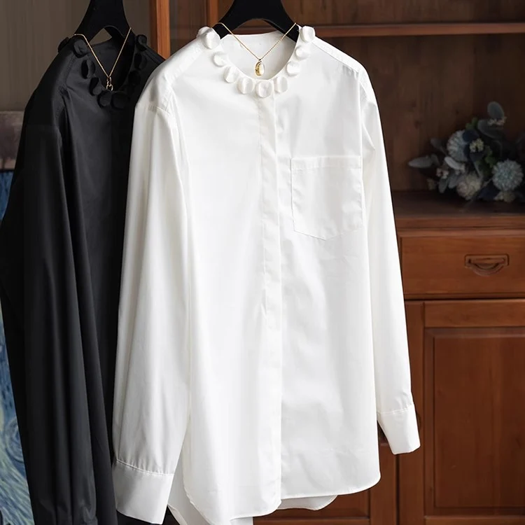 Damen Elegante Bluse im weiten Schnitt mit verdeckter Knopfleiste und Blumenapplikation am Rundhals Nord Taschen