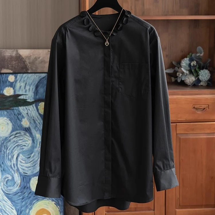 Damen Elegante Bluse im weiten Schnitt mit verdeckter Knopfleiste und Blumenapplikation am Rundhals Nord Taschen