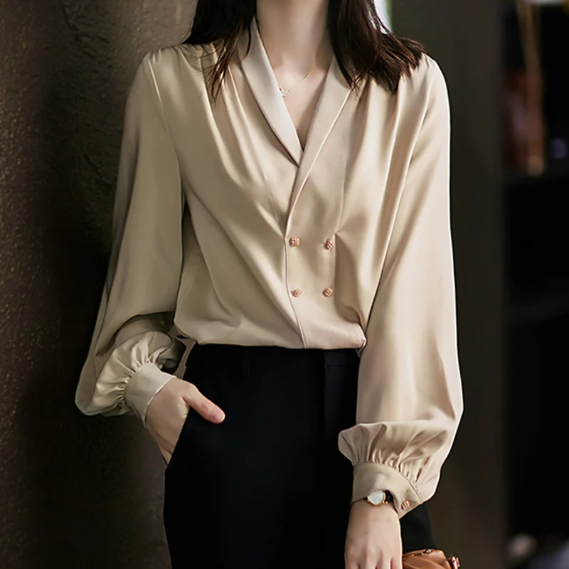 Damen Satinbluse mit Schalkragen und doppelreihiger Knopfleiste Nord Taschen