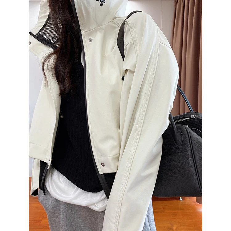 Damen Kurze Kapuzenjacke mit Mesh-Futter, verdeckter Reißverschluss und Kontrastdetails Nord Taschen