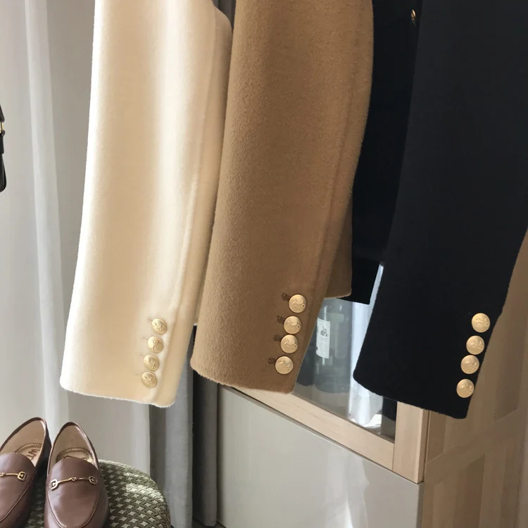 Damen Kurzblazer aus Wollmix mit Rundhalsausschnitt, Pattentaschen und goldenen Zierknöpfen Nord Taschen