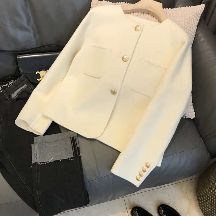Damen Kurzblazer aus Wollmix mit Rundhalsausschnitt, Pattentaschen und goldenen Zierknöpfen Nord Taschen
