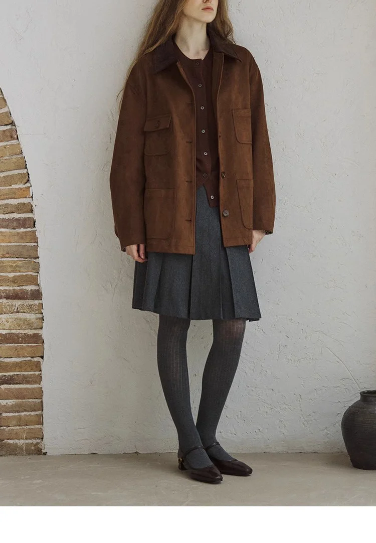 Damen Kurz geschnittene Wildlederjacke mit aufgesetzten Taschen und Karomanschetten Nord Taschen
