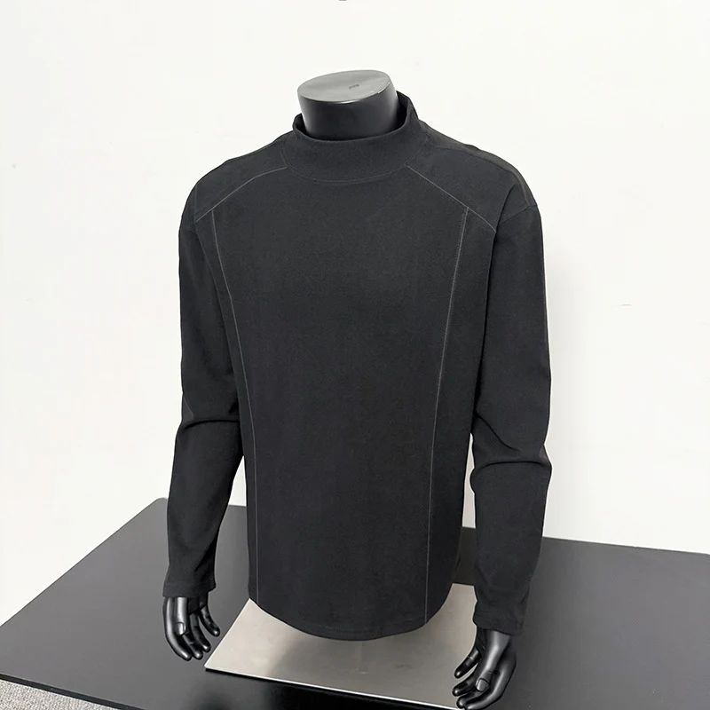 Herren Feines Mockneck‑Langarmshirt mit minimalistischen Ziernähten und entspannter Passform Nord Taschen