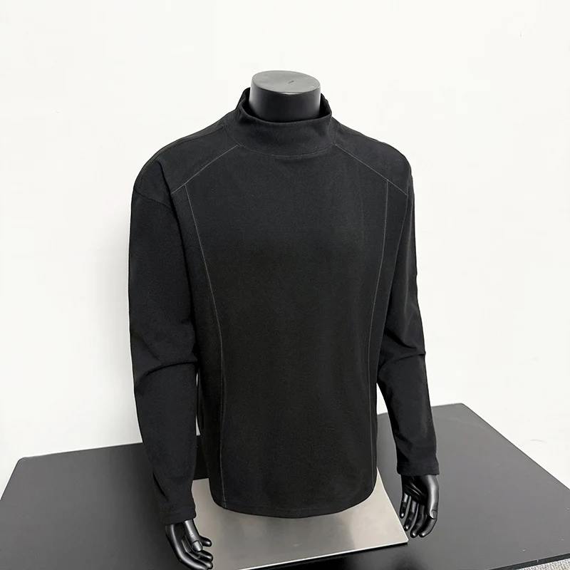 Herren Feines Mockneck‑Langarmshirt mit minimalistischen Ziernähten und entspannter Passform Nord Taschen