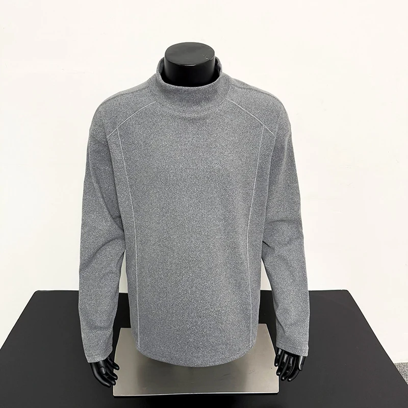 Herren Feines Mockneck‑Langarmshirt mit minimalistischen Ziernähten und entspannter Passform Nord Taschen