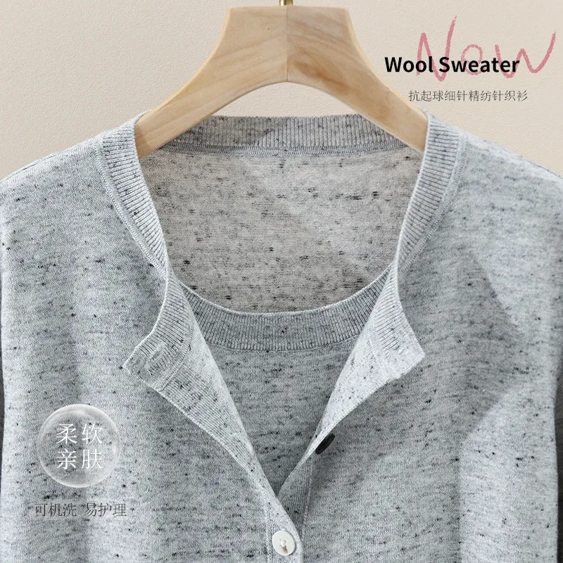 Damen Leichter gestrickter Kurzcardigan mit Rundhals, Mélange‑Struktur und kontrastierenden Knöpfen Nord Taschen