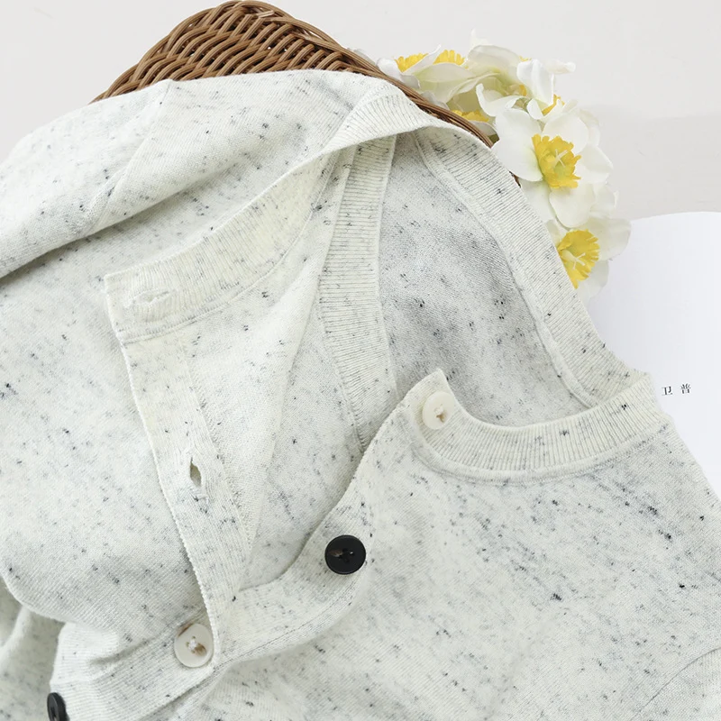 Damen Leichter gestrickter Kurzcardigan mit Rundhals, Mélange‑Struktur und kontrastierenden Knöpfen Nord Taschen