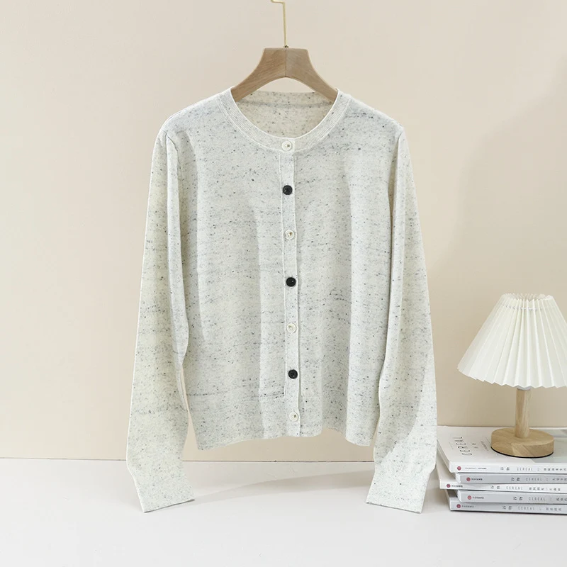 Damen Leichter gestrickter Kurzcardigan mit Rundhals, Mélange‑Struktur und kontrastierenden Knöpfen Nord Taschen