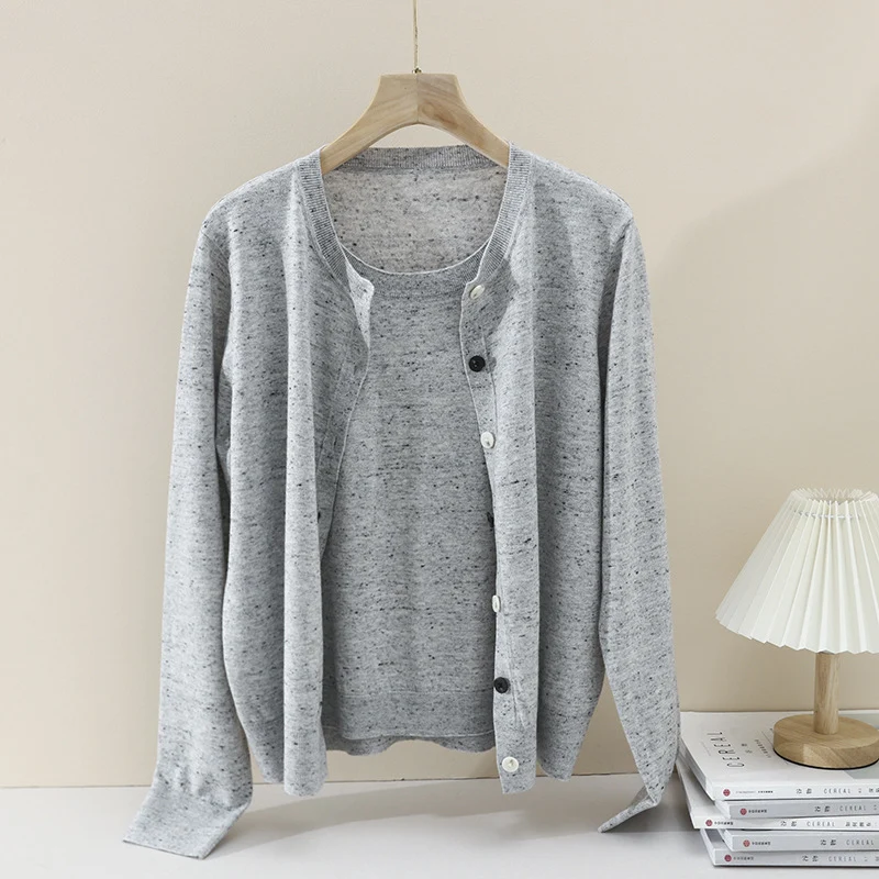 Damen Leichter gestrickter Kurzcardigan mit Rundhals, Mélange‑Struktur und kontrastierenden Knöpfen Nord Taschen