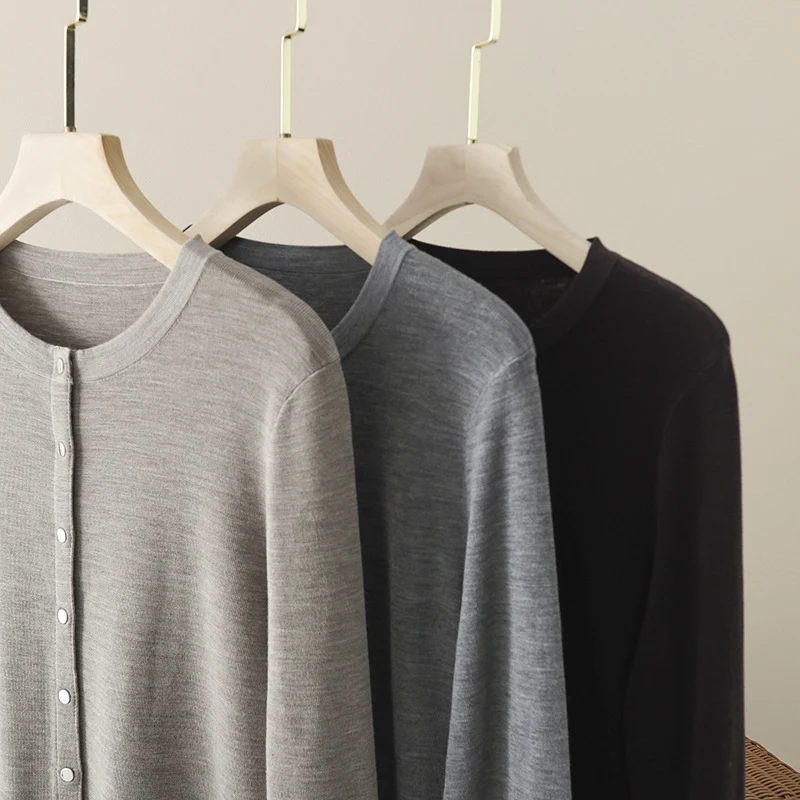 Damen Leichter Feinstrick-Cardigan mit Rundhals, Slim-Passform und dezenter Knopfleiste Nord Taschen