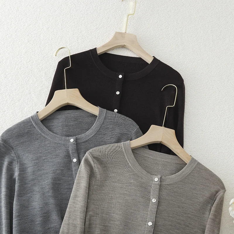 Damen Leichter Feinstrick-Cardigan mit Rundhals, Slim-Passform und dezenter Knopfleiste Nord Taschen