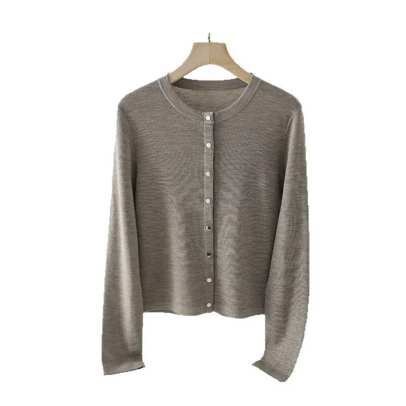 Damen Leichter Feinstrick-Cardigan mit Rundhals, Slim-Passform und dezenter Knopfleiste Nord Taschen