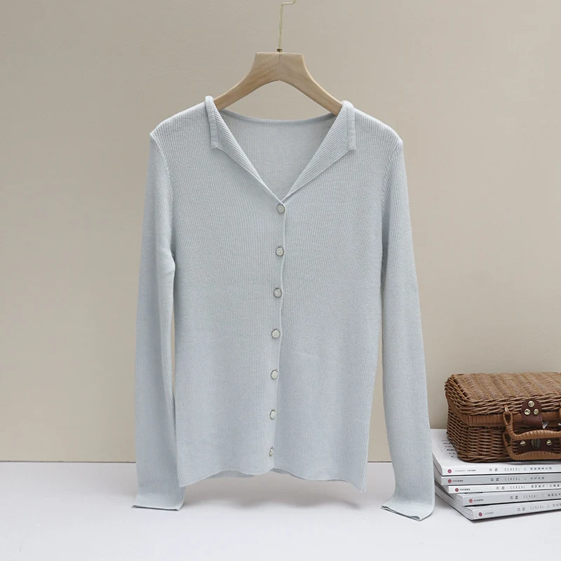 Damen Leichter Feinstrick-Cardigan mit offenem Hemdkragen und schimmernder Knopfleiste Nord Taschen