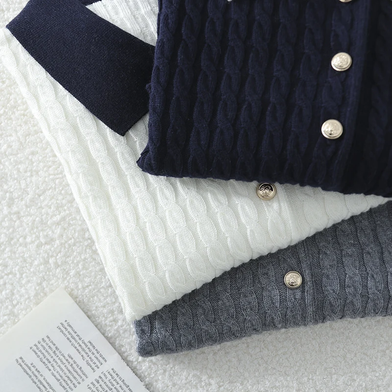 Damen Kurzarm Strickpoloshirt mit Zopfmuster und Kontrastkragen Nord Taschen