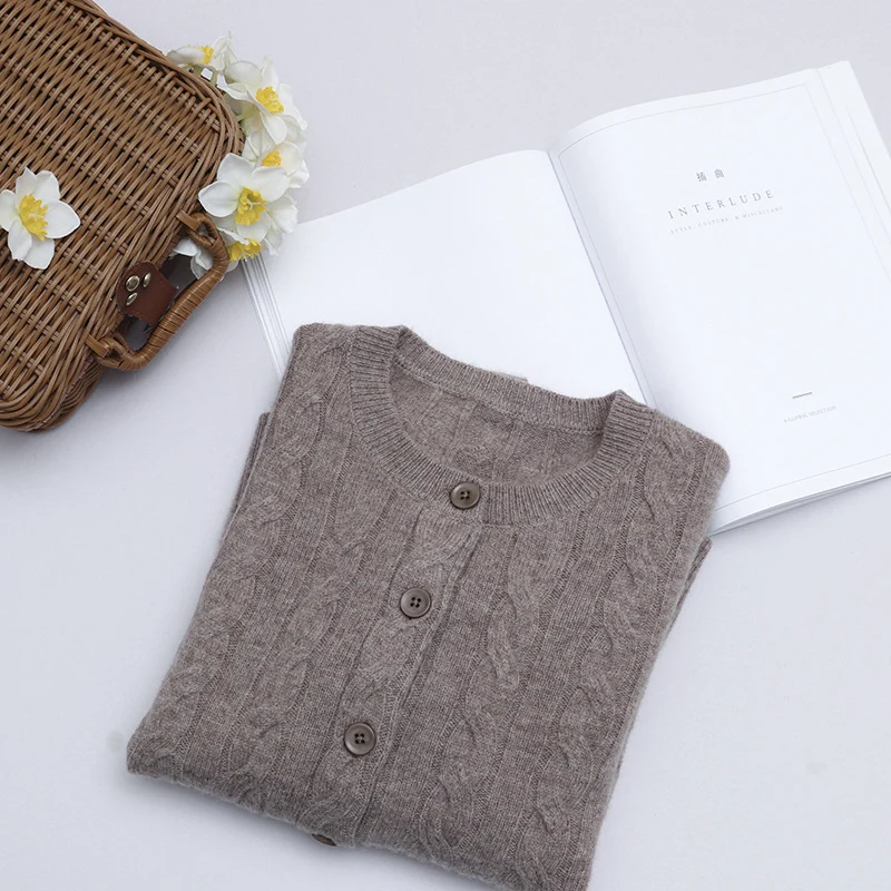 Damen Kurz geschnittener Zopfmuster-Cardigan aus leichter Baumwollmischung mit feinem Rippbündchen Nord Taschen