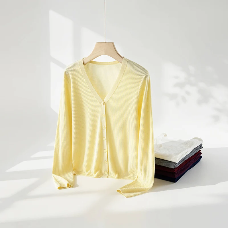 Damen Klassischer Feiner Rippen-Cardigan mit tiefem V-Ausschnitt und schmaler Silhouette Nord Taschen