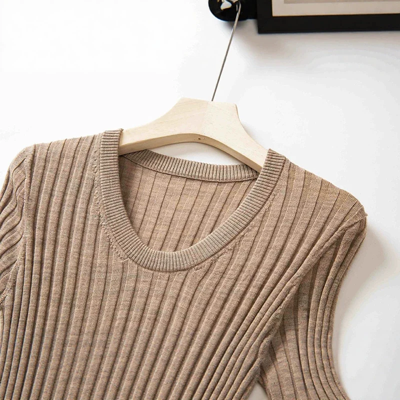 Damen Geripptes Feinstrickshirt mit tiefem U-Ausschnitt und halblangen Ärmeln Nord Taschen