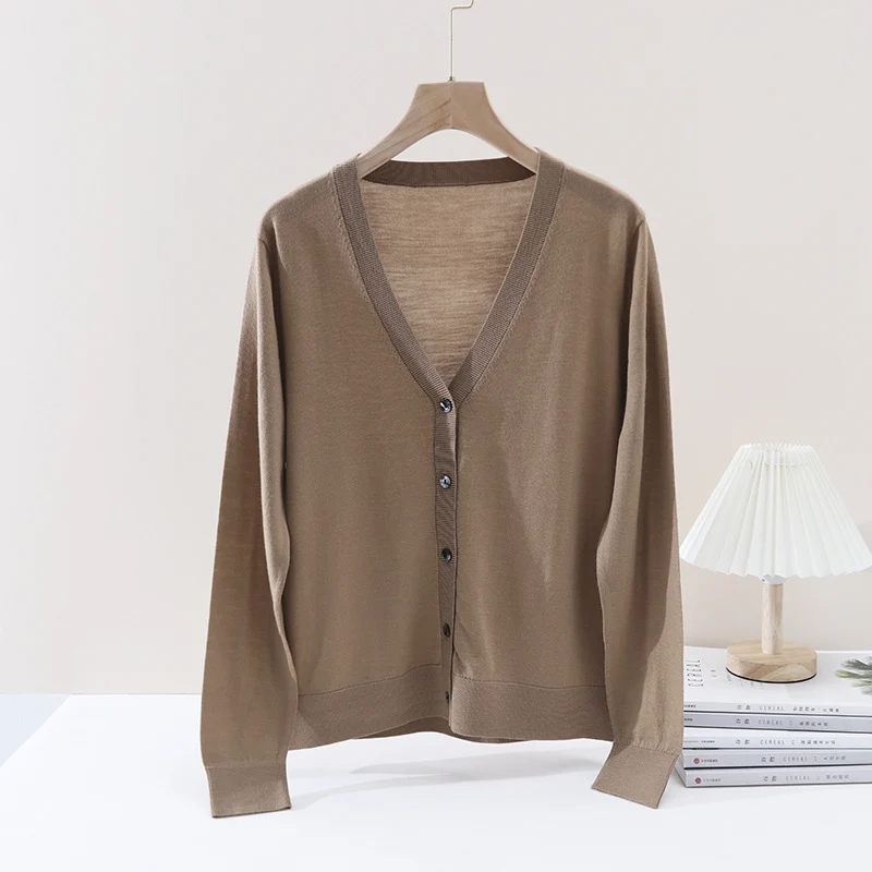 Damen Feiner V‑Ausschnitt-Cardigan aus leichtem Feinstrick mit Knopfleiste Nord Taschen