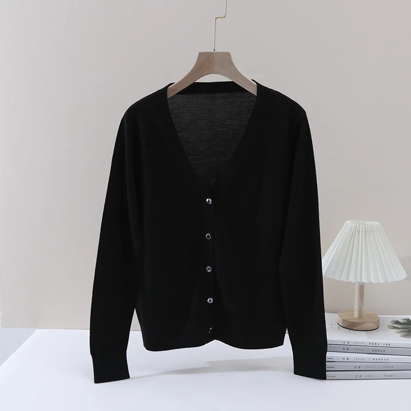 Damen Feiner V‑Ausschnitt-Cardigan aus leichtem Feinstrick mit Knopfleiste Nord Taschen