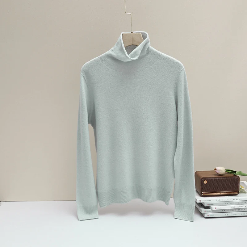 Damen Feiner Rollkragenpullover aus leichtem Feinstrick mit geripptem Saum und schmaler Silhouette Nord Taschen