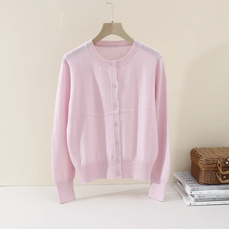 Damen Feiner Knopf-Cardigan mit Rundhalsausschnitt, schmaler Passform und Rippenabschlüssen Nord Taschen