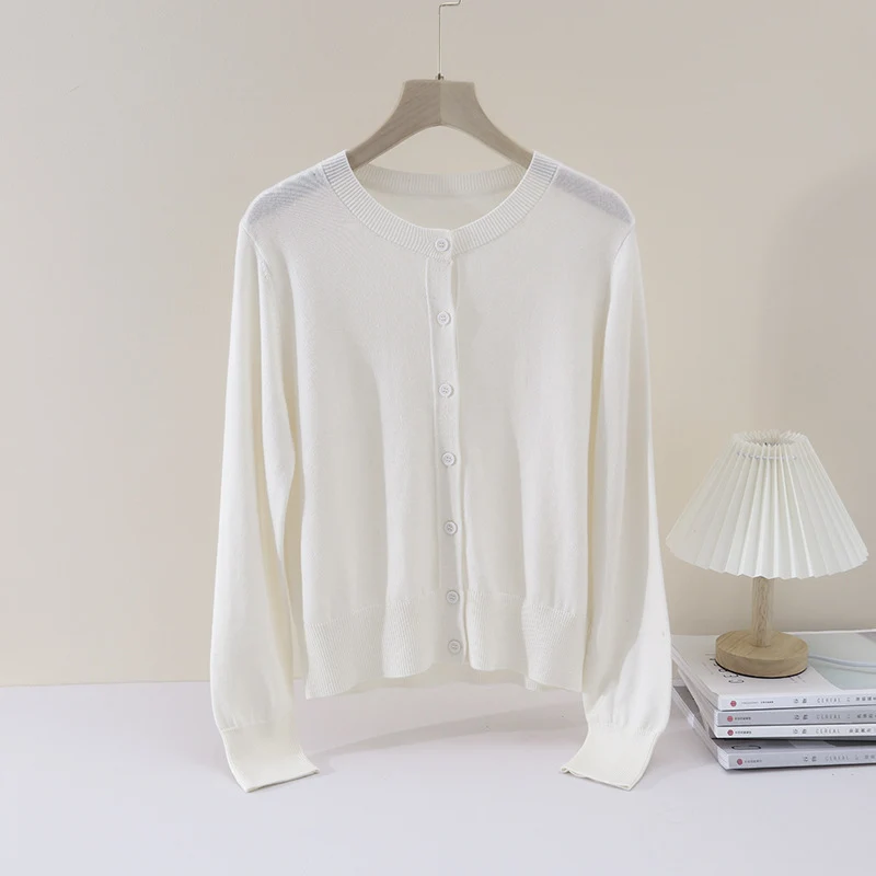 Damen Feiner Knopf-Cardigan mit Rundhalsausschnitt, schmaler Passform und Rippenabschlüssen Nord Taschen