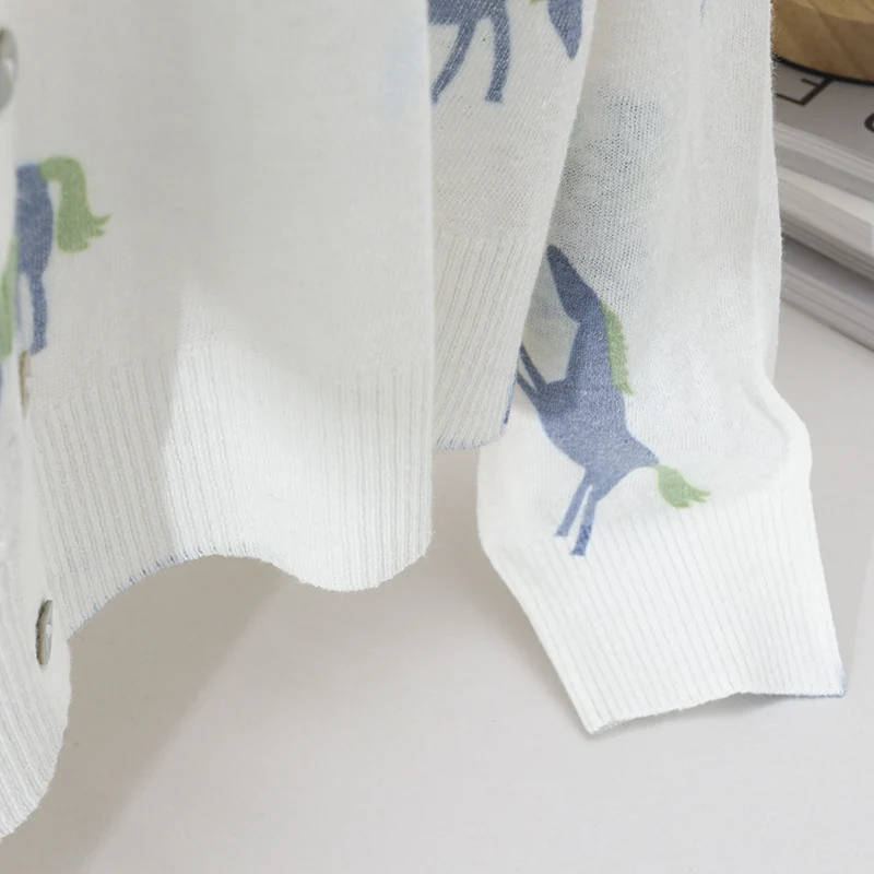 Damen Fein gestrickter Knopfcardigan mit Pferde-Print und Rundhalsausschnitt Nord Taschen
