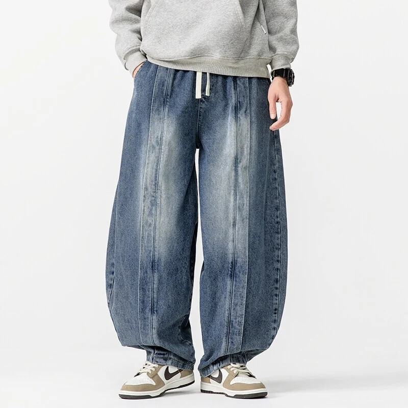 Herren Extraweite Jeanshose im Balloon‑Schnitt mit Tunnelzugbund und Längssteppungen Nord Taschen