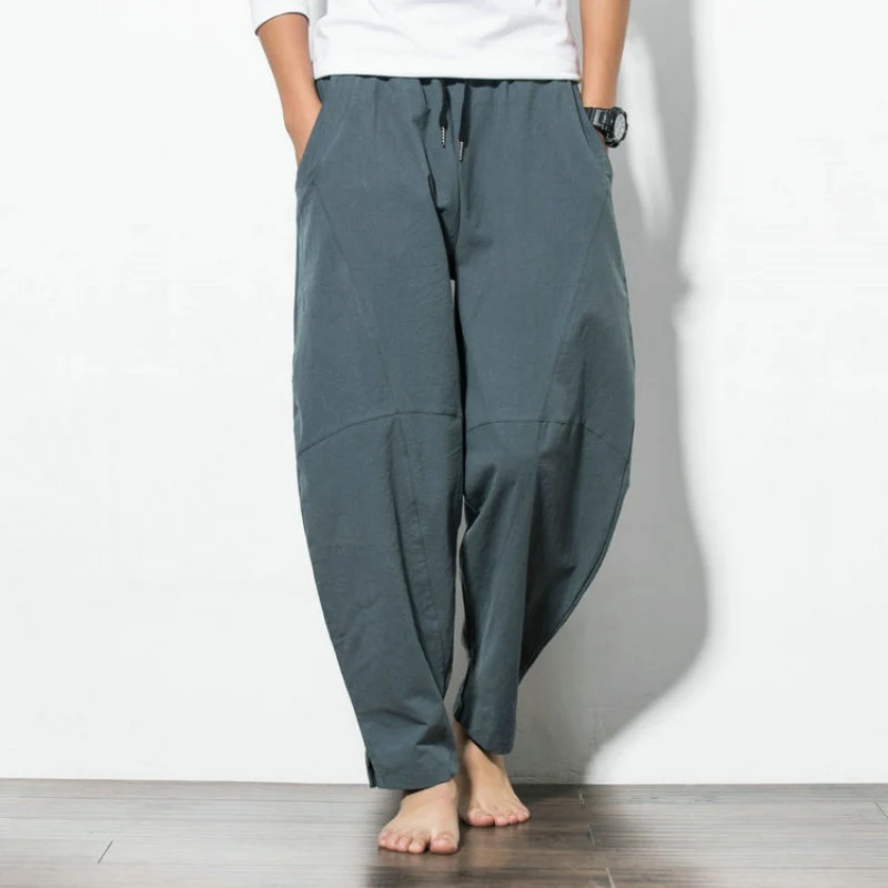 Herren Extraweite Drapierte Harem-Loungehose mit tiefem Schritt, Tunnelzug und Knieabnähern Nord Taschen