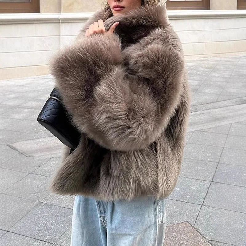 Damen Pelzjacke im modernen Oversize-Stil mit gemütlichem Kragen