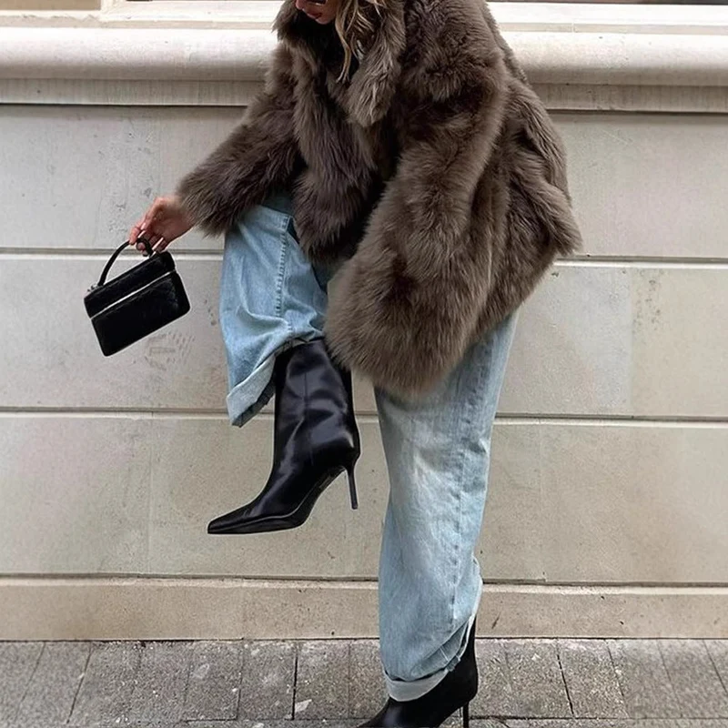 Damen Pelzjacke im modernen Oversize-Stil mit gemütlichem Kragen