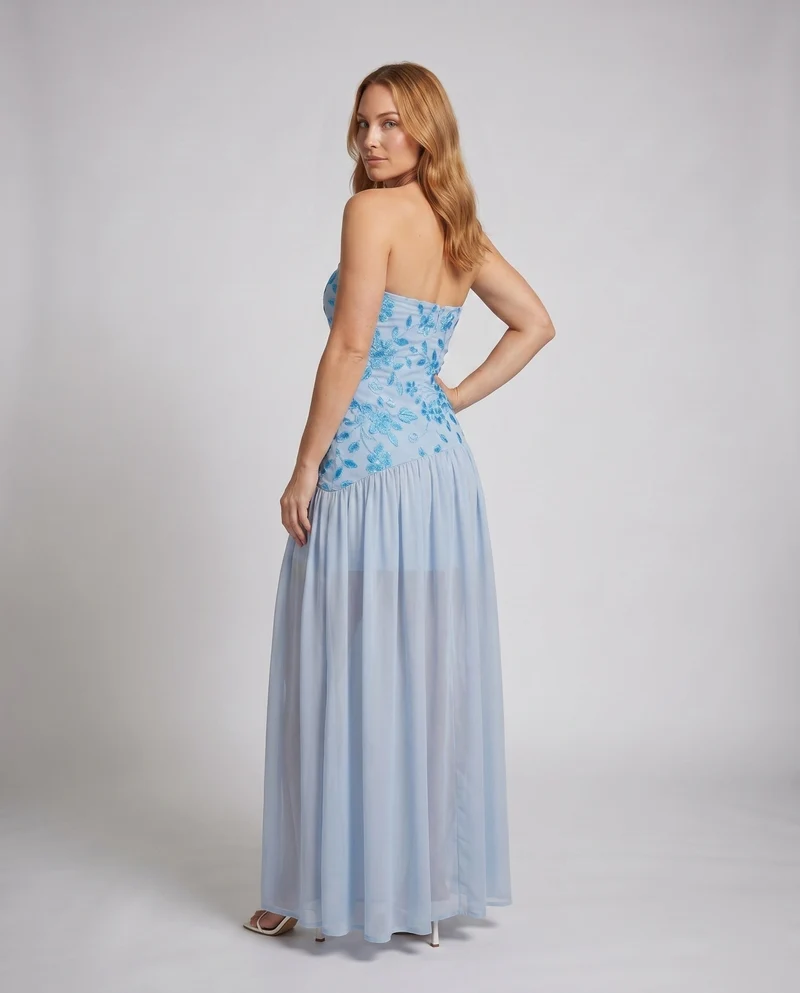 Damen Maxikleid mit schulterfreier Silhouette und floralem Stickdesign