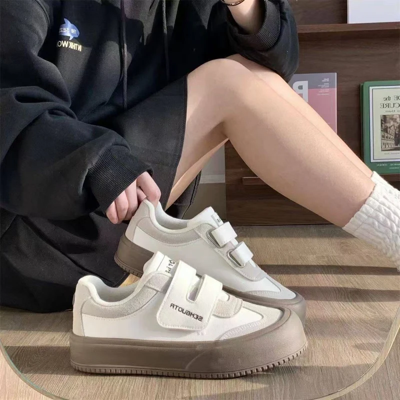 Damen Bequeme Sneaker mit doppeltem Klettverschluss und dämpfender Sohle