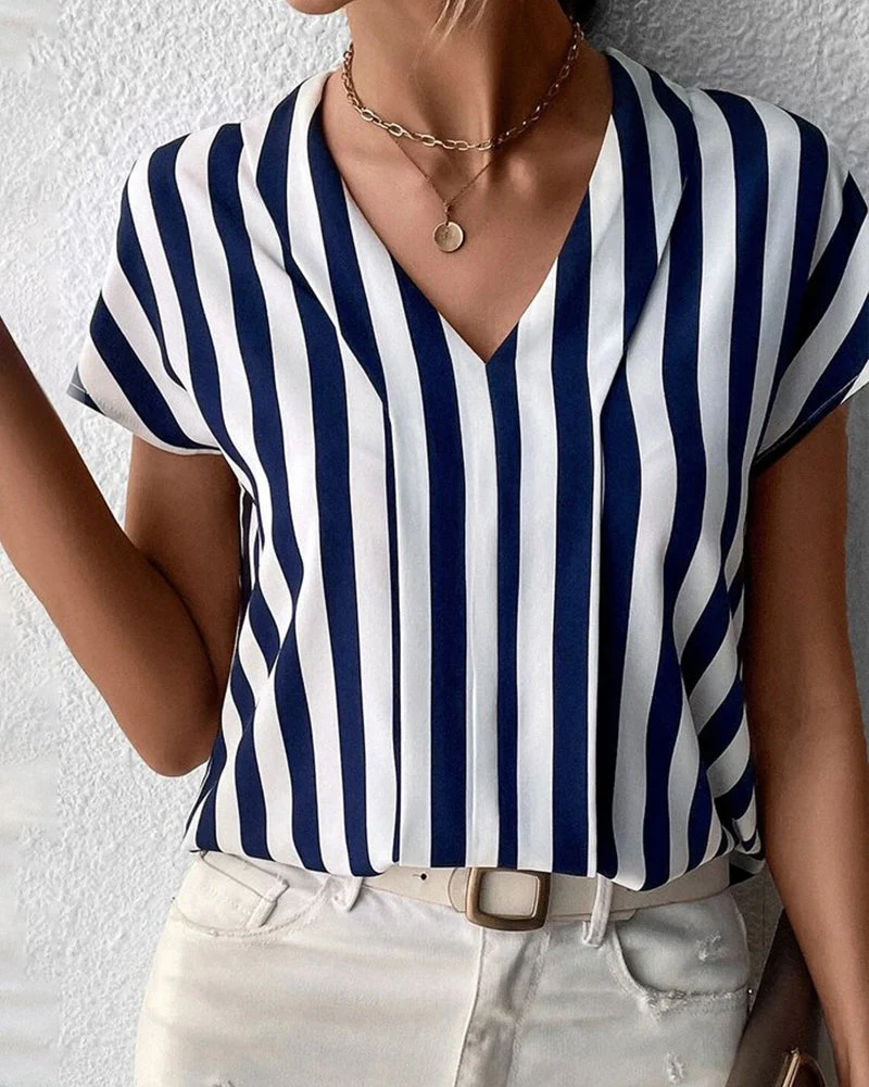 Sommerbluse In Einem Gestreiften Look