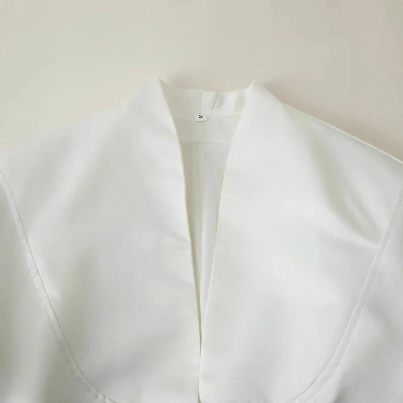 Damen elegante Blazerjacke mit modischem Stehkragen und dekorativen Knopfdetails Nord Taschen