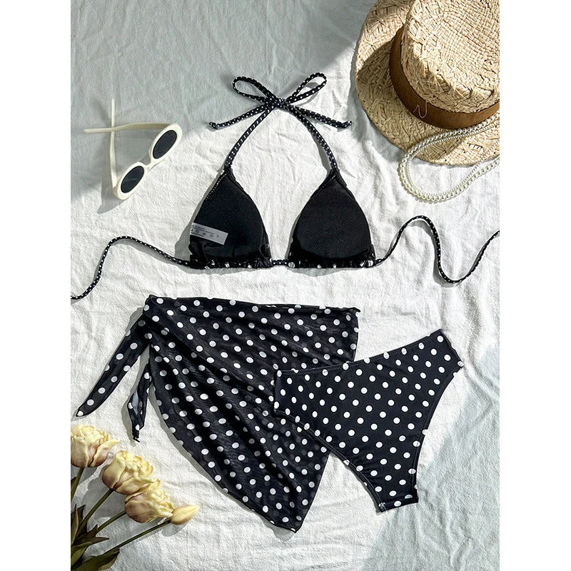 Damen Triangel-Bikini mit verspieltem Polka-Dots-Muster und ergänzt durch einen eleganten Wickelrock Nord Taschen