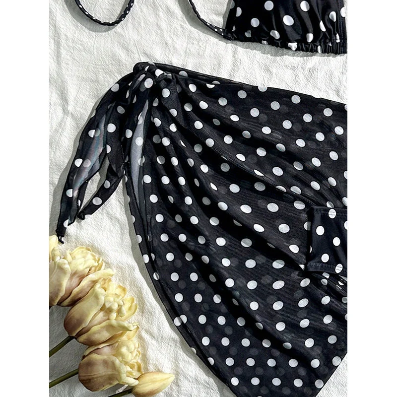 Damen Triangel-Bikini mit verspieltem Polka-Dots-Muster und ergänzt durch einen eleganten Wickelrock Nord Taschen