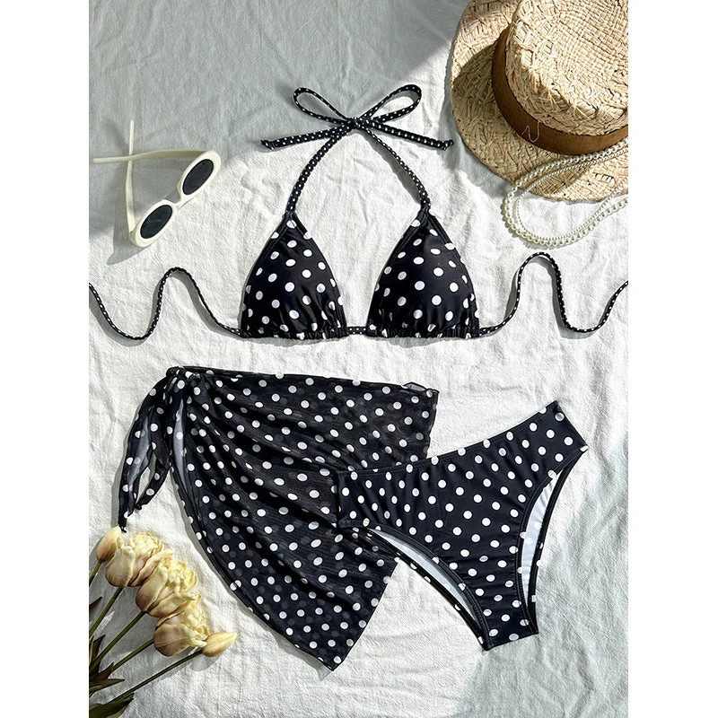 Damen Triangel-Bikini mit verspieltem Polka-Dots-Muster und ergänzt durch einen eleganten Wickelrock Nord Taschen
