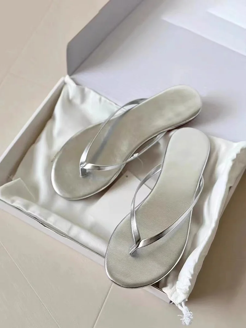 Damen Elegante Flip-Flops mit schimmerndem Riemen und komfortabler Sohle