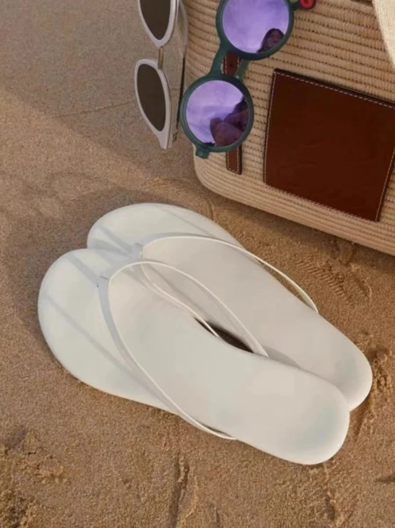 Damen Elegante Flip-Flops mit schimmerndem Riemen und komfortabler Sohle