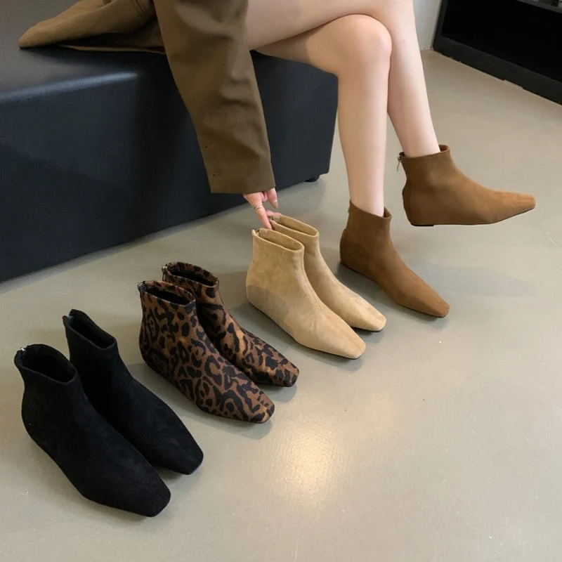 Damen modische Ankle Boots aus feinem Wildleder mit spitzem Schnitt und leichter Keilsohle