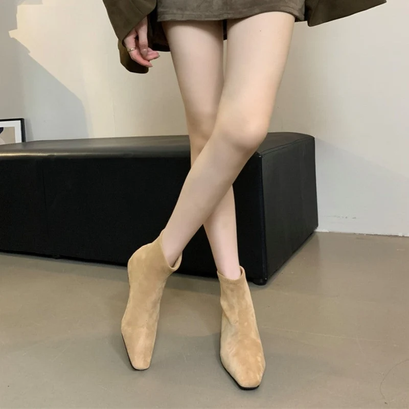 Damen modische Ankle Boots aus feinem Wildleder mit spitzem Schnitt und leichter Keilsohle